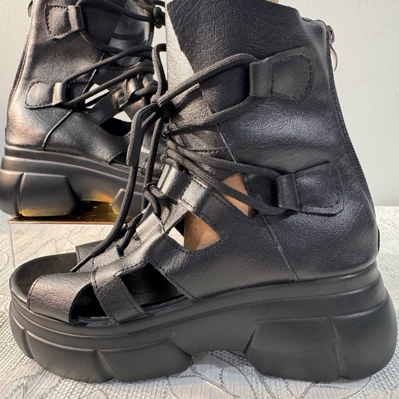 & Other Stories Shoes - Chunky Platform Cutout Lace-Up Sandal Boots
Estimated Size: Women’s US 7.5 – 8